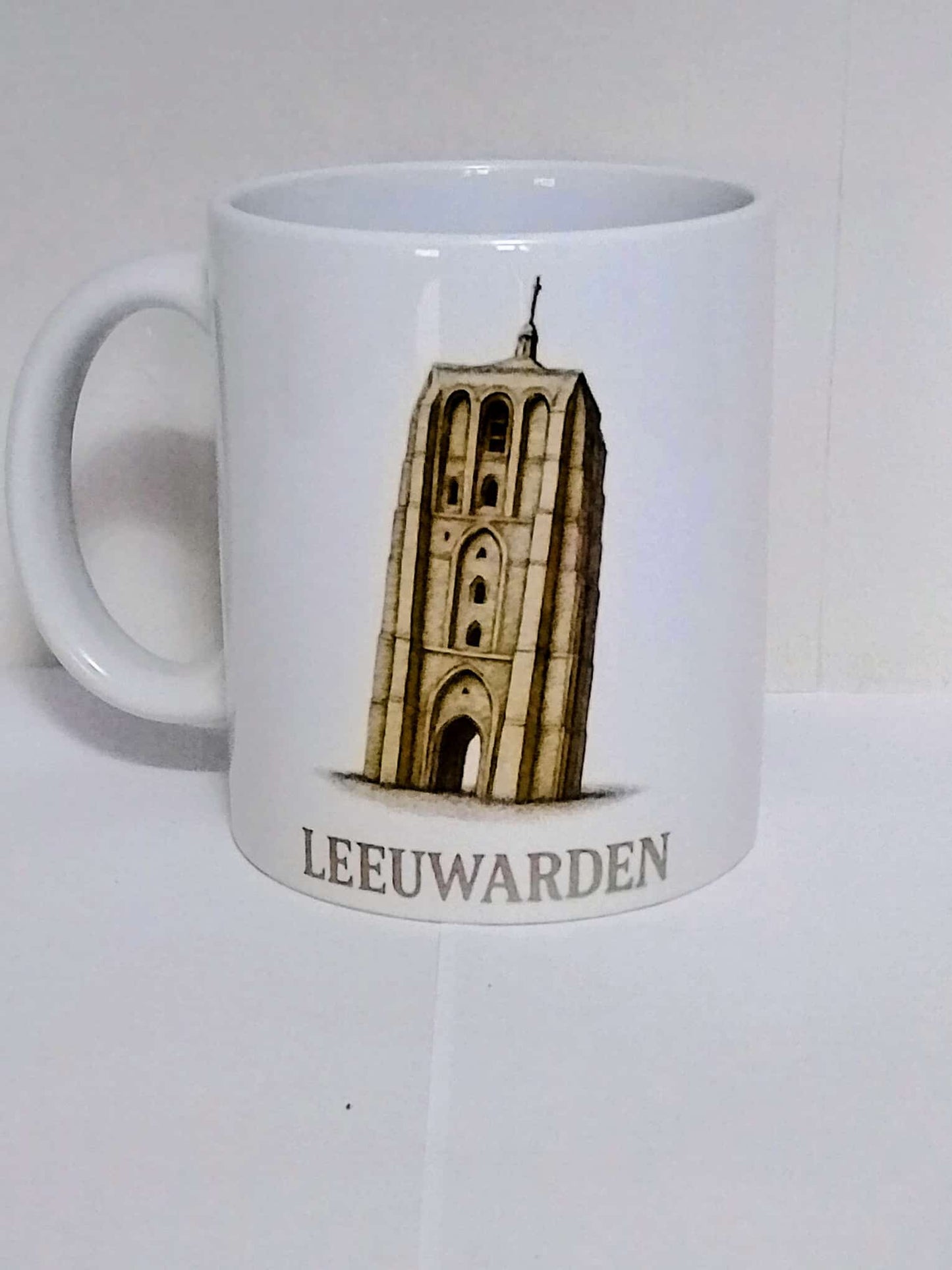 Funnymoks Oldehove Leeuwarden Mok – de trots van de hoofdstad, scheef en schitterend